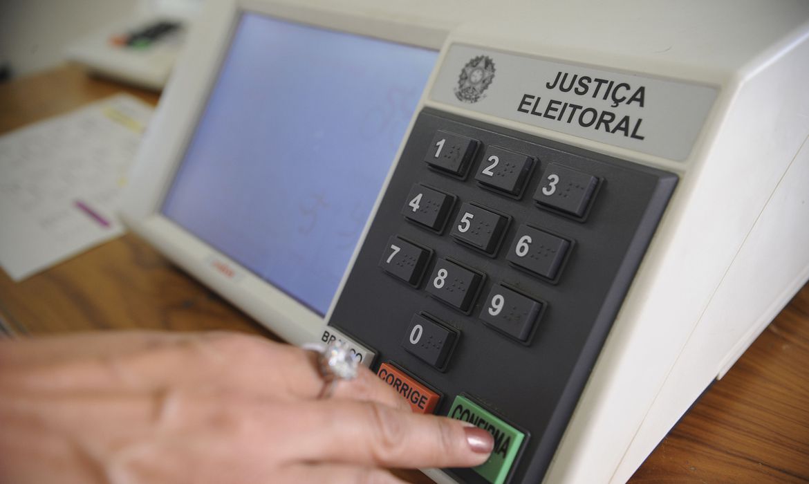Urna eletrônica terá nova voz para eleitores cegos ou com baixa visão