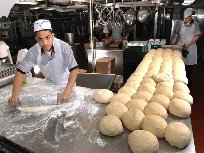 Vagas em Camaçari e RMS: Porteiro, padeiro e mais nesta quinta