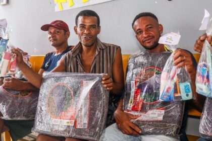Centro POP distribui kits de higiene e cobertores para população de rua durante chuvas