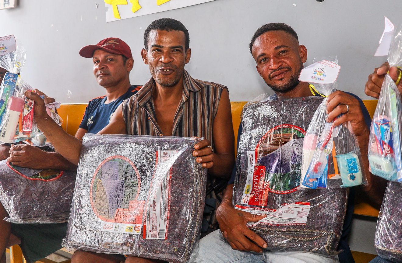 Centro POP distribui kits de higiene e cobertores para população de rua durante chuvas