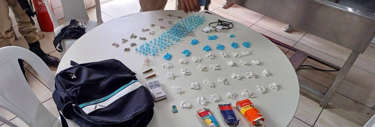 PM apreende drogas em Simões Filho após suspeito fugir