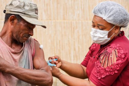 Equipes de saúde atendem famílias no entorno do “buracão” em Menino Jesus - Prefeitura de Candeias