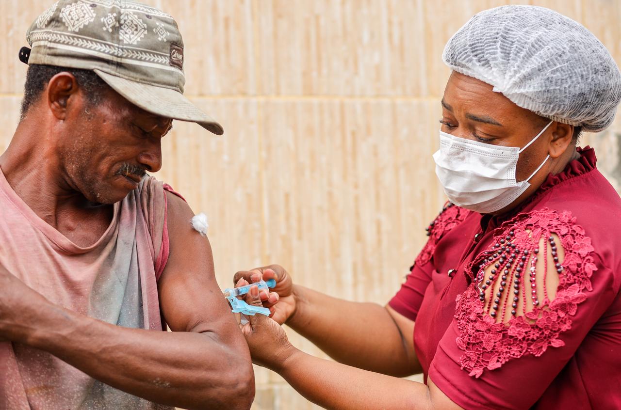 Equipes de saúde atendem famílias no entorno do “buracão” em Menino Jesus - Prefeitura de Candeias