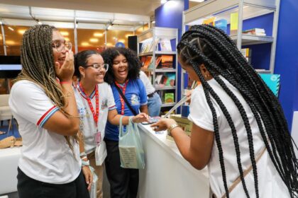 Vales-livro estimulam leitura na Bienal Bahia 2024