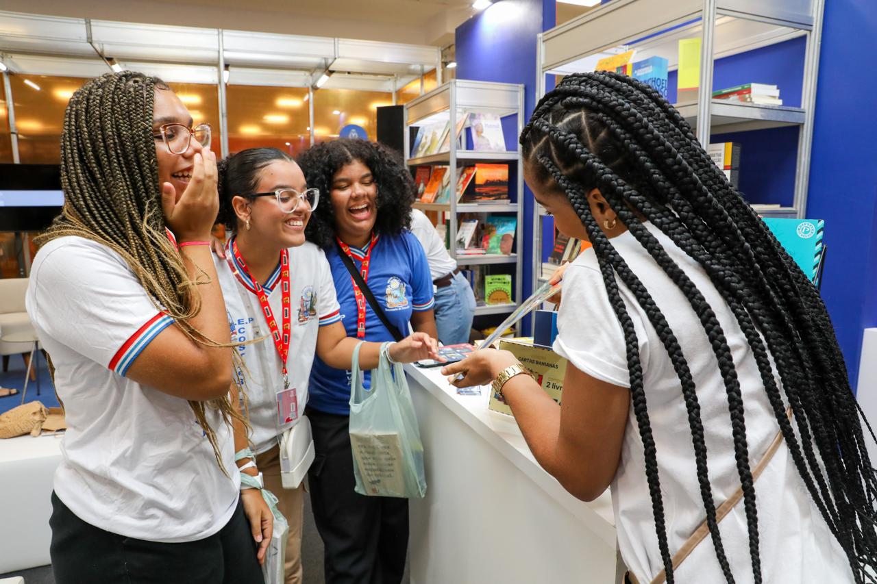 Vales-livro estimulam leitura na Bienal Bahia 2024