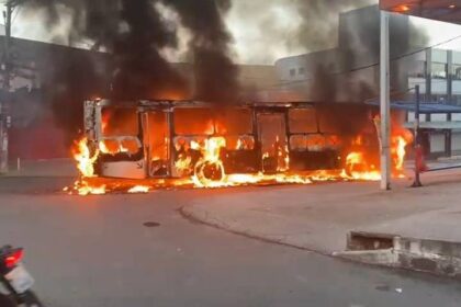 VÍDEO: Ônibus incendiado por traficantes em São Cristóvão após confronto policial