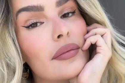 Yasmin Brunet impressiona ao exibir cintura fina e barriga definida