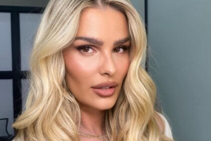 Yasmin Brunet surpreende ao mostrar bumbum em vestido transparente