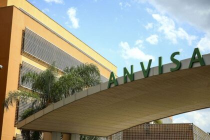 Anvisa proíbe venda de álcool líquido 70% novamente