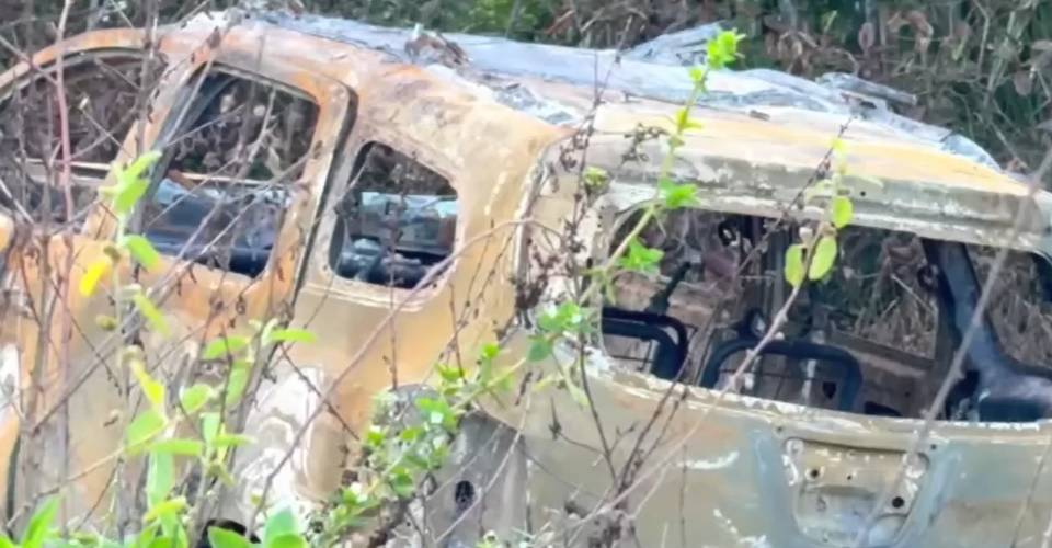 Carro de taxista encontrado queimado em área de desova