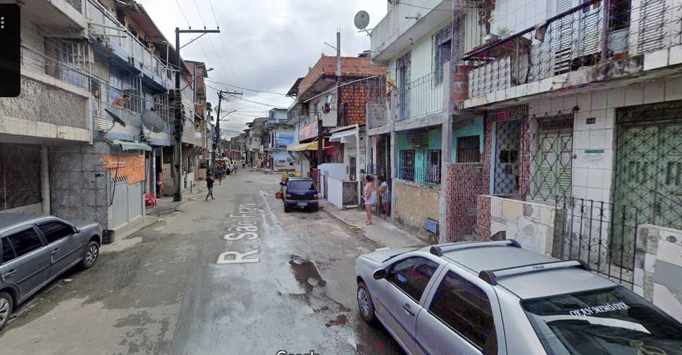 Dois homens morrem em confronto com PMs na Massaranduba, Salvador.