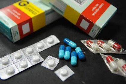 Campanha busca conscientizar sobre descarte de remédios no Brasil.