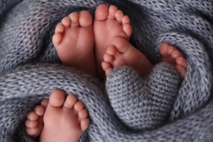 Polícias auxiliam parto de trigémeos com arame.