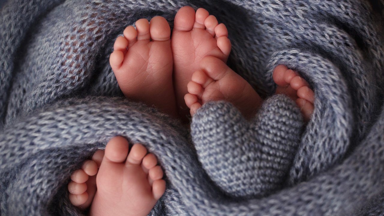 Polícias auxiliam parto de trigémeos com arame.