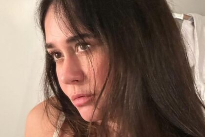 Alessandra Negrini enlouquece a web ao posar com camisa aberta