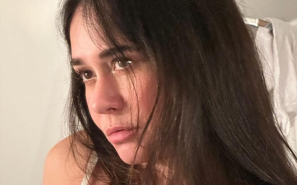 Alessandra Negrini enlouquece a web ao posar com camisa aberta