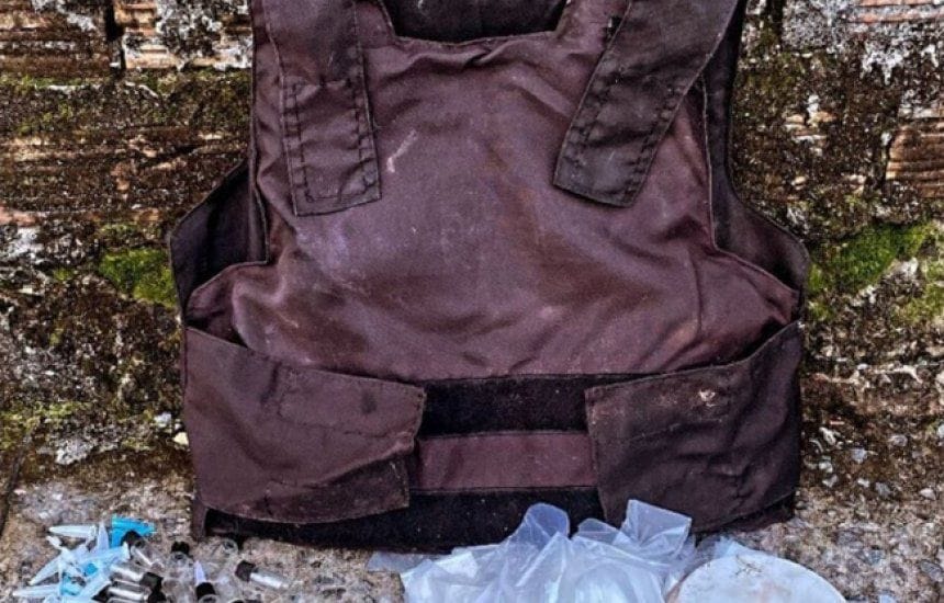 Apreensão de drogas e colete balístico em Camaçari durante operação