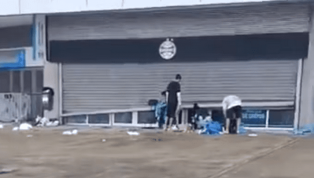 Inundada pelo Rio Guaíba, Arena do Grêmio é saqueada em Porto Alegre