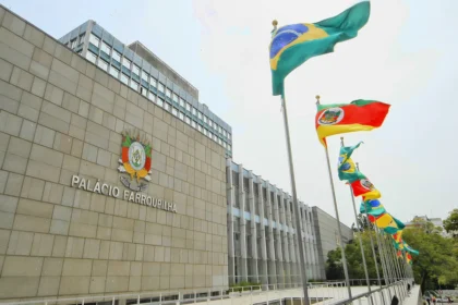 Assembleia do RS derruba regras de gastos e aprova "calamidade" até 2026