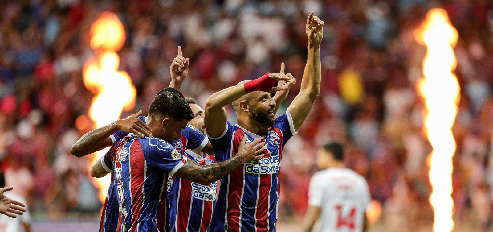 Bahia vence Bragantino e segue na vice-liderança do Brasileirão