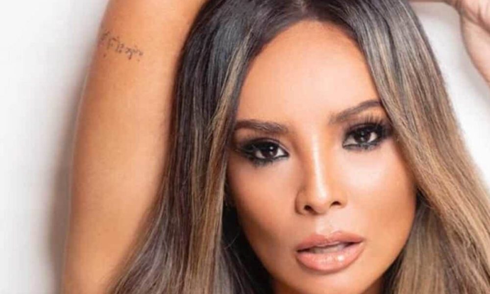 Carol Nakamura celebra aniversário com foto de biquíni