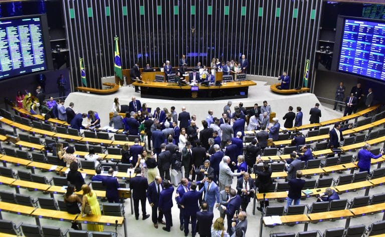 Congresso mantém veto de Bolsonaro que impede punição por "fake news"