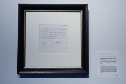 Primeiro contrato de Messi assinado em guardanapo é leiloado por US$ 965 mil