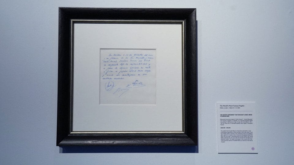Primeiro contrato de Messi assinado em guardanapo é leiloado por US$ 965 mil