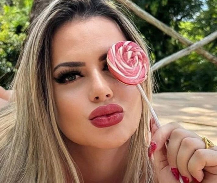 Denise Rocha exibe fio-dental enterrado no bumbum avantajado e anima seguidores online