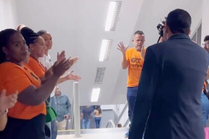 Deputados bolsonaristas são aplaudidos na Assembleia por sindicalistas ligados a partidos de esquerda