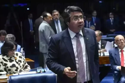 Despesa com gasolina de senador por SP permite dar 5 voltas na Terra