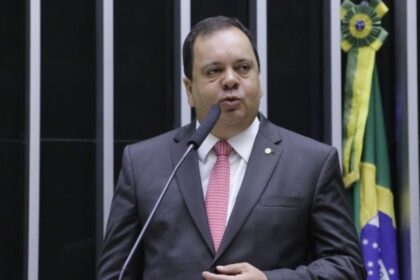 Elmar se reúne com Bolsonaro em busca de apoio para eleições na Câmara, diz jornal
