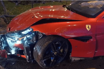 Esposa do atacante Dyego Souza bate Ferrari de R$ 1 milhão na Espanha