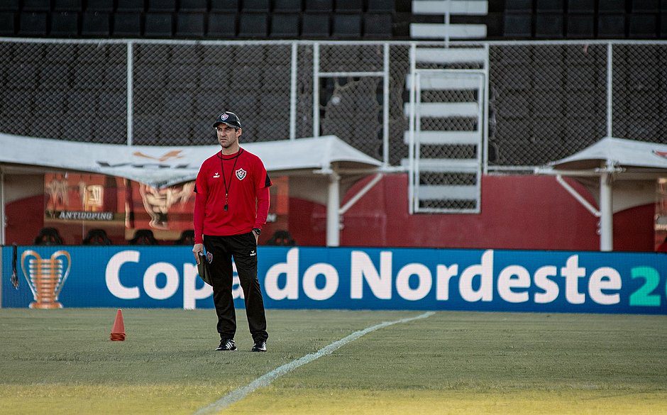 Vice-presidente do Vitória diz que reunião vai definir futuro de Léo Condé no comando da equipe