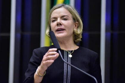 Gleisi Hoffmann volta a culpar o presidente do BC por problemas na economia