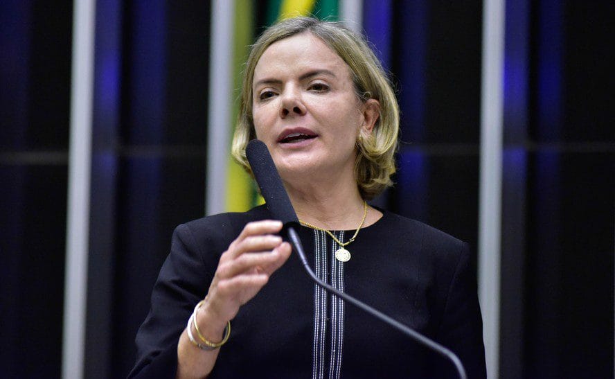 Gleisi Hoffmann volta a culpar o presidente do BC por problemas na economia