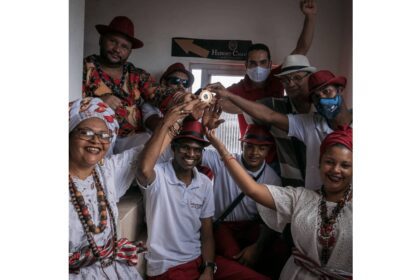 "Grupo de samba chula de Camaçari se apresenta em Brasília" -> Grupo de samba chula de Camaçari em Brasília