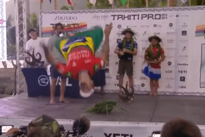 Italo Ferreira vence etapa do Mundial de Surfe em Teahupoo
