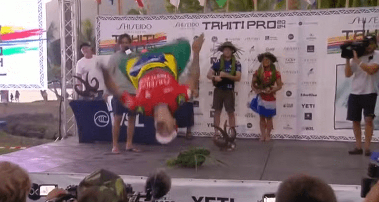 Italo Ferreira vence etapa do Mundial de Surfe em Teahupoo