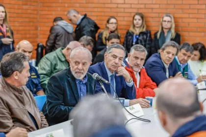 Lula anuncia Pix de R$ 5,1 mil para famílias atingidas por enchentes no RS