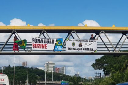 Manifestantes bolsonaristas pedem intervenção militar e fora Lula em passarela de Salvador