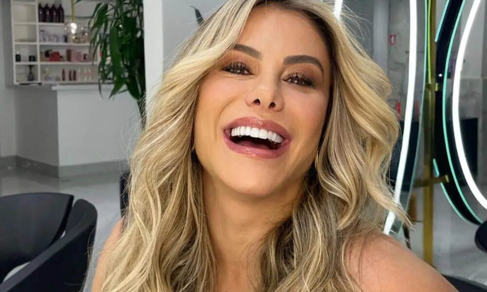 Poliana Rocha arrasa com look ousado de fenda e recorte na barriga
