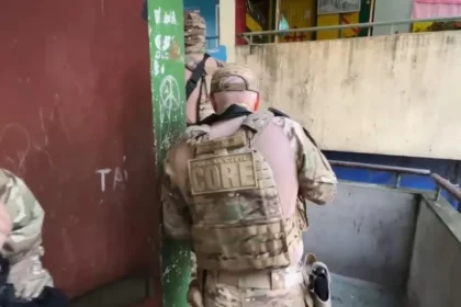 Operação da Polícia Civil em conjunto habitacional de Salvador