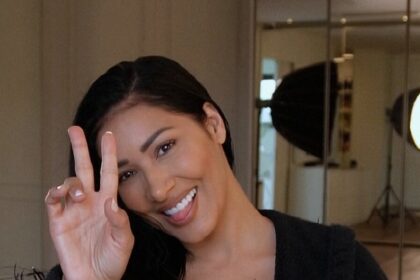 Simaria Mendes mostra pernas e decote em roupão