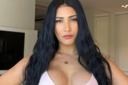 Simaria exibe ousadia em foto de lingerie sem sutiã