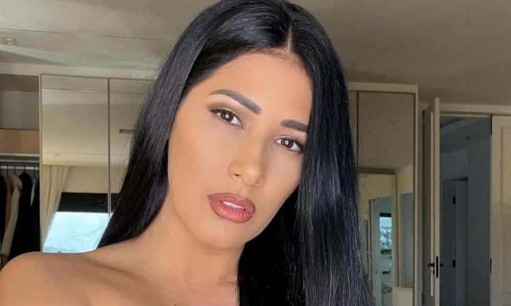 Simaria ousa e posa de calcinha dispensando sutiã