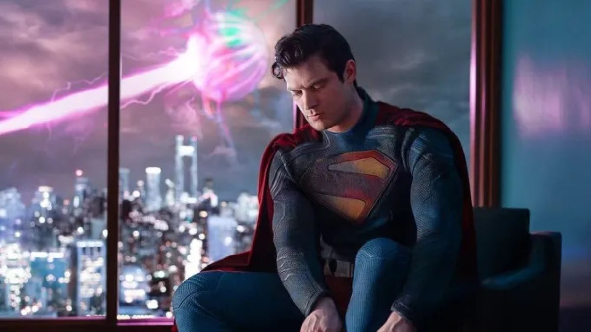 Novo Superman aparece pela primeira vez usando o traje do herói