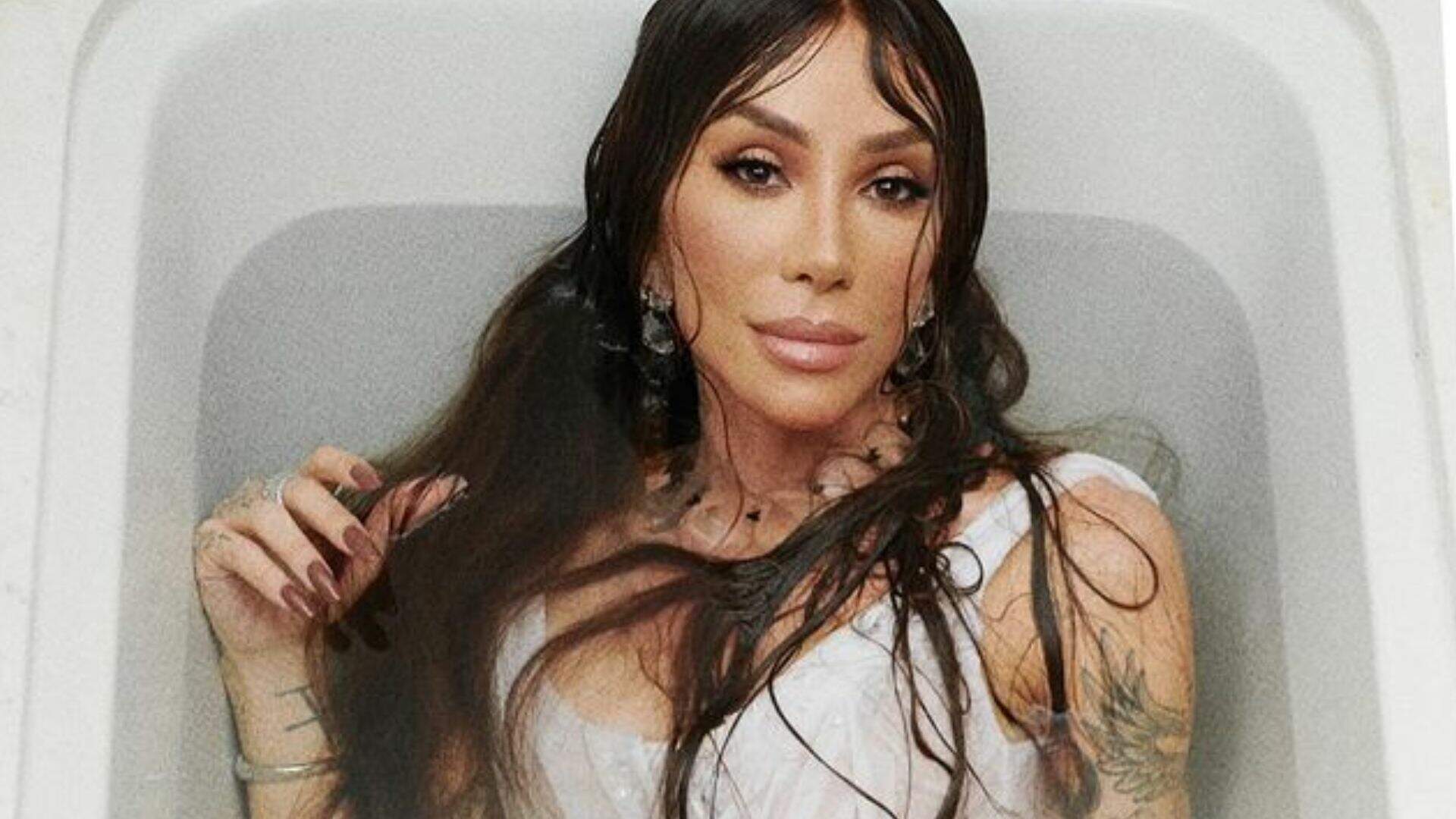 Uma sereia encantadora! Maya Massafera arrasa com look transparente e recebe elogios