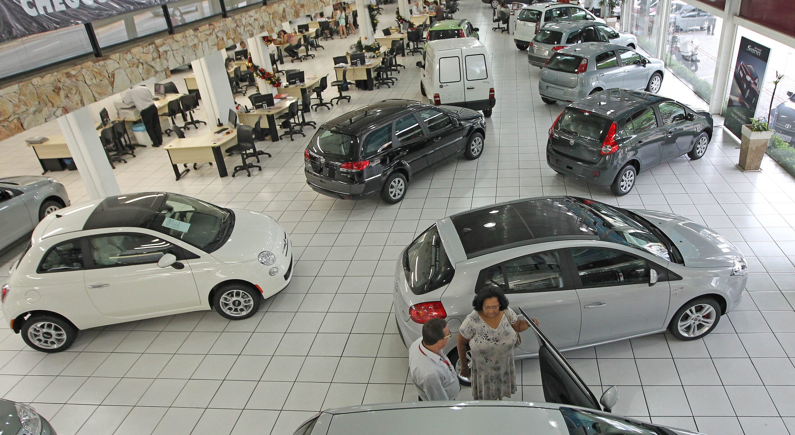 Vendas de veículos novos têm melhor abril desde 2019, diz Fenabrave