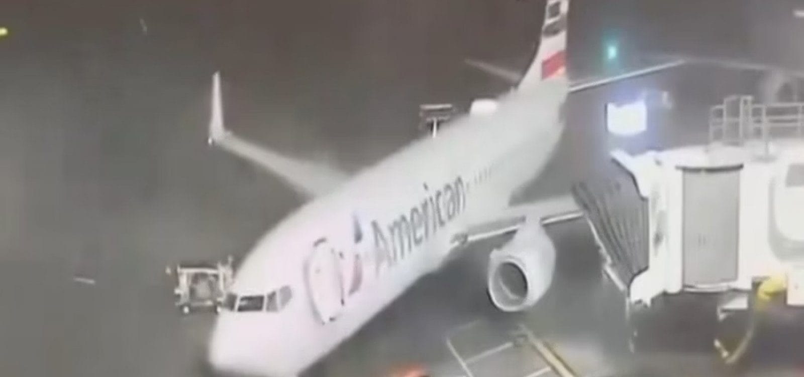 Ventos fortes arrastam avião em aeroporto do Texas, nos Estados Unidos